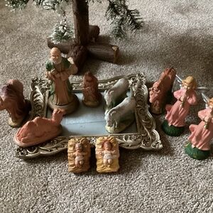 11 antique/vintage nativity pieces